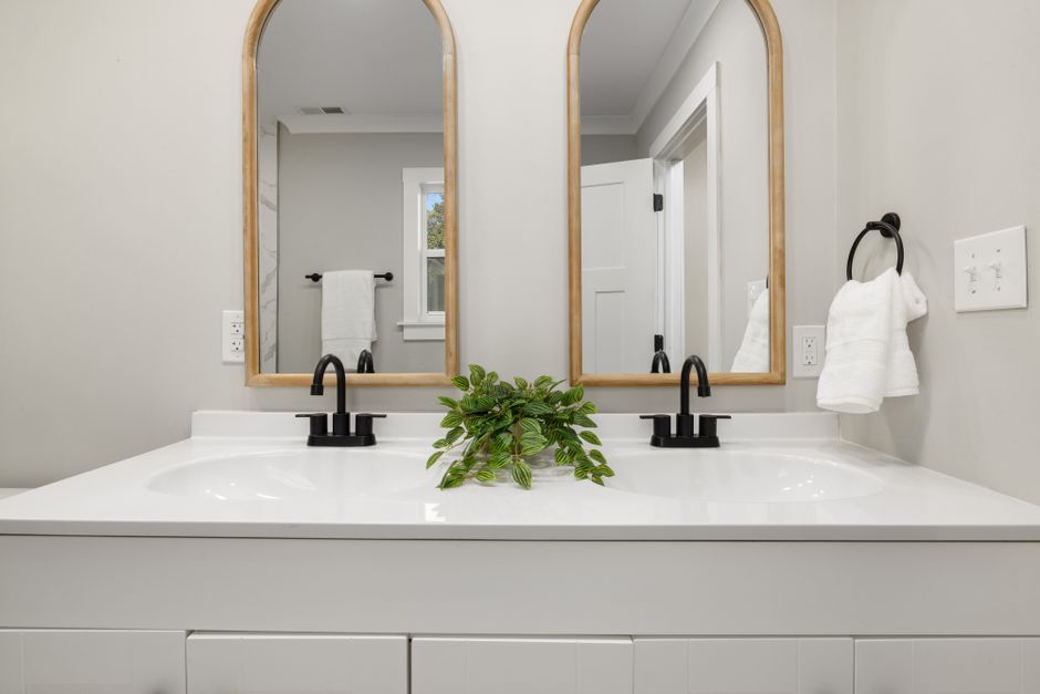 Double vanity bathroom sink